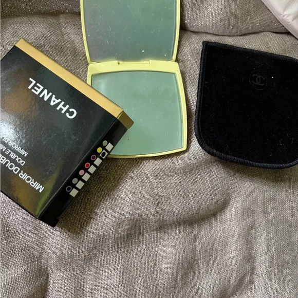 Pale Yellow Double Facette Compact Mirror with Black CC Logo - Picture 4 of 6